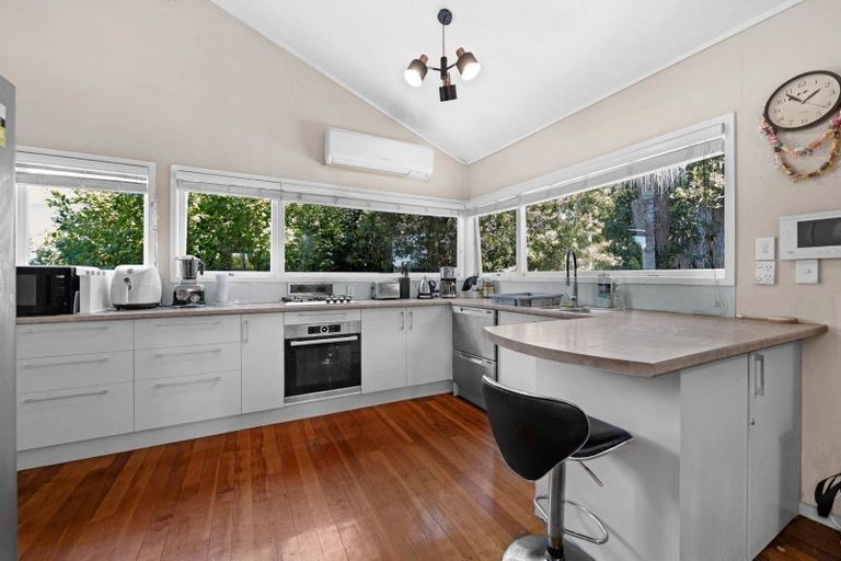 Photo of property in 2 Tudward Glade, Hillcrest, Auckland, 0627