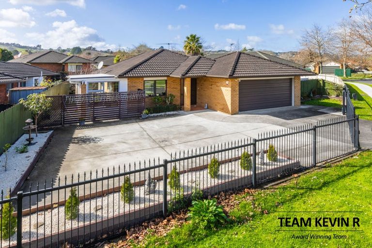 Photo of property in 12 Carisbrook Crescent, Papakura, 2110