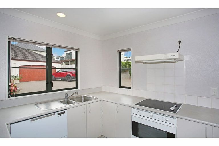 Photo of property in 2/7 Ribbonwood Crescent, Goodwood Heights, Auckland, 2105