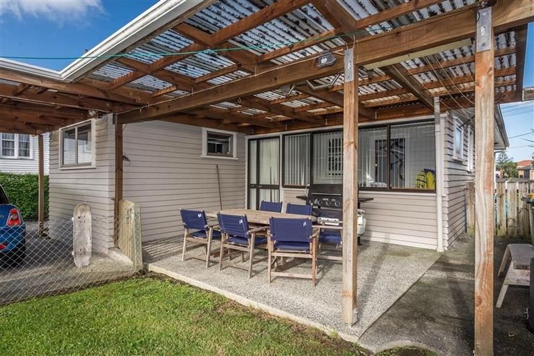 Photo of property in 63 Hutchinson Avenue, New Lynn, Auckland, 0600