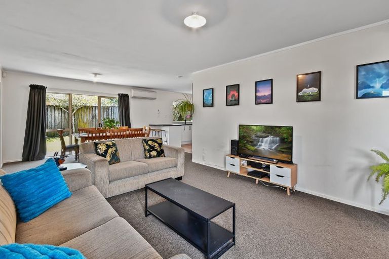 Photo of property in 21 Tonson Place, Weymouth, Auckland, 2103
