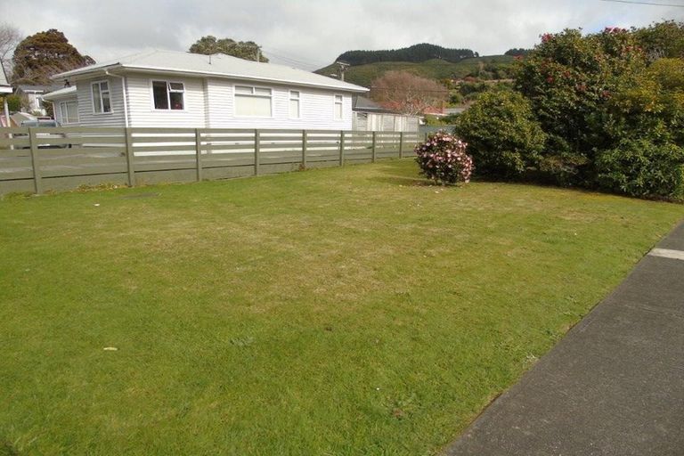 Photo of property in 8 Park Avenue, Tawa, Wellington, 5028