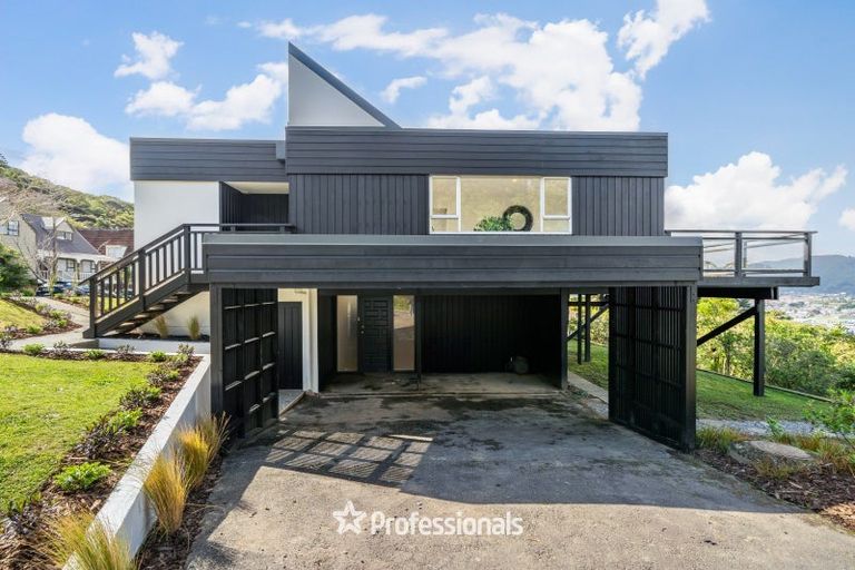 Photo of property in 2 Stanhope Grove, Korokoro, Lower Hutt, 5012