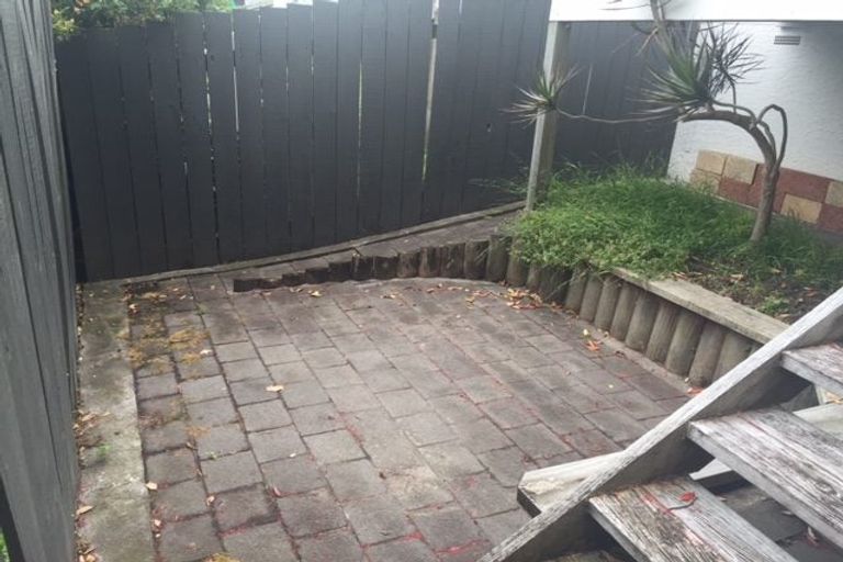 Photo of property in 2/10 William Bond Street, Stanley Point, Auckland, 0624