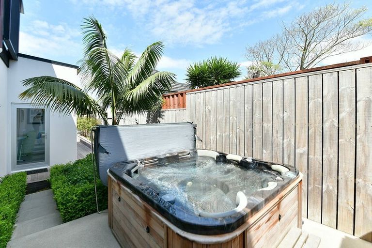 Photo of property in 52 Walton Street, Red Beach, 0932