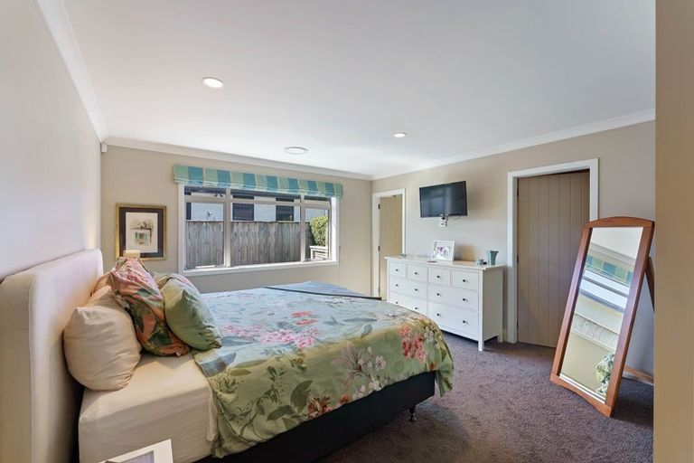 Photo of property in 12 Simpson Crescent, Raumati Beach, Paraparaumu, 5032