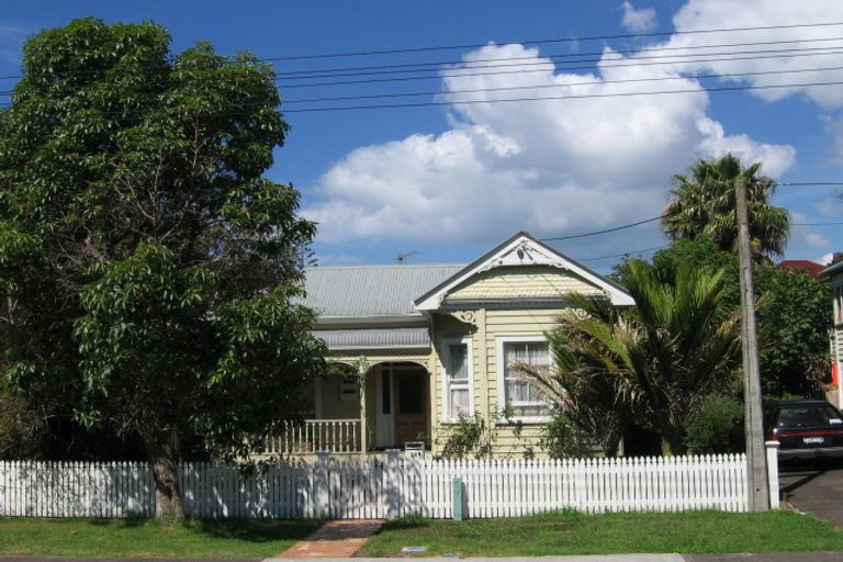 Photo of property in 24a Cautley Street, Stanley Point, Auckland, 0624