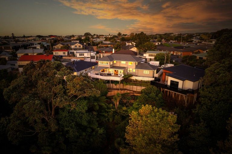 Photo of property in 26 Baring Terrace, Strandon, New Plymouth, 4312