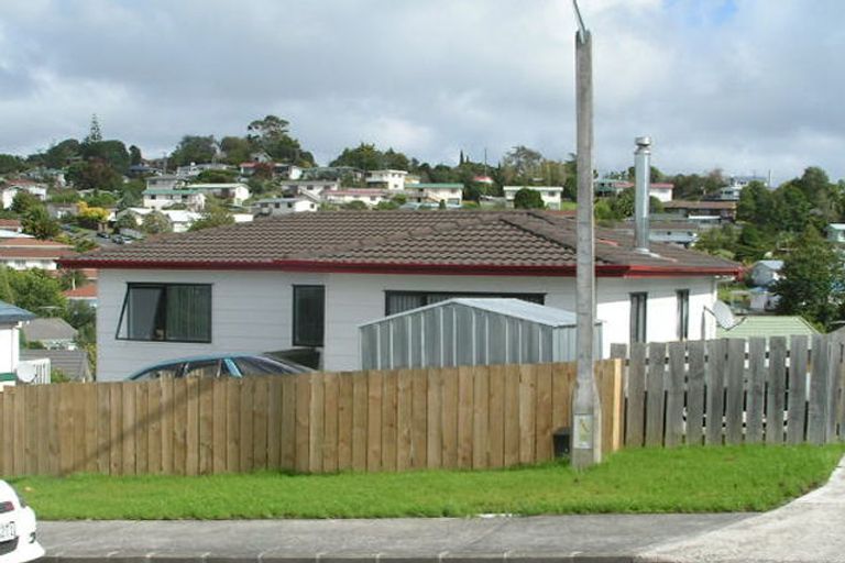 Photo of property in 3 Loughanure Place, Massey, Auckland, 0614