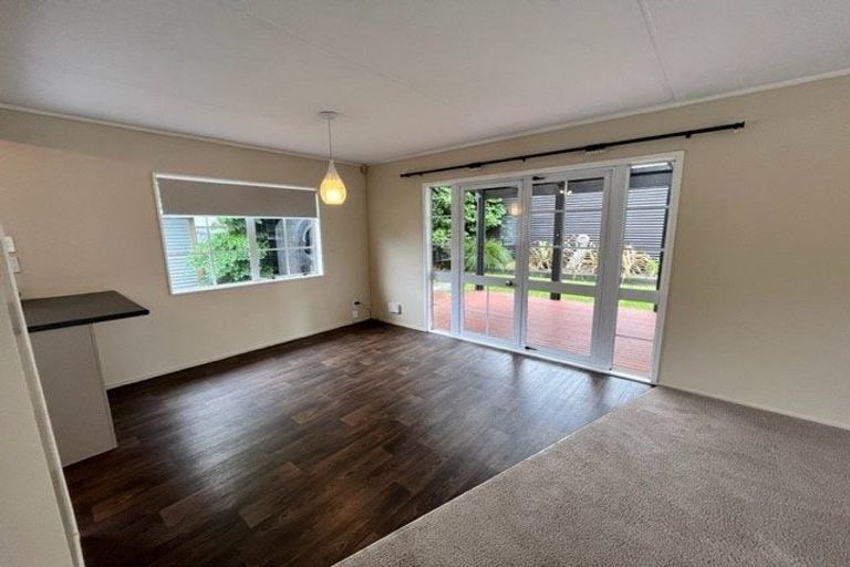 Photo of property in 2/34 Sandgate Avenue, Botany Downs, Auckland, 2010