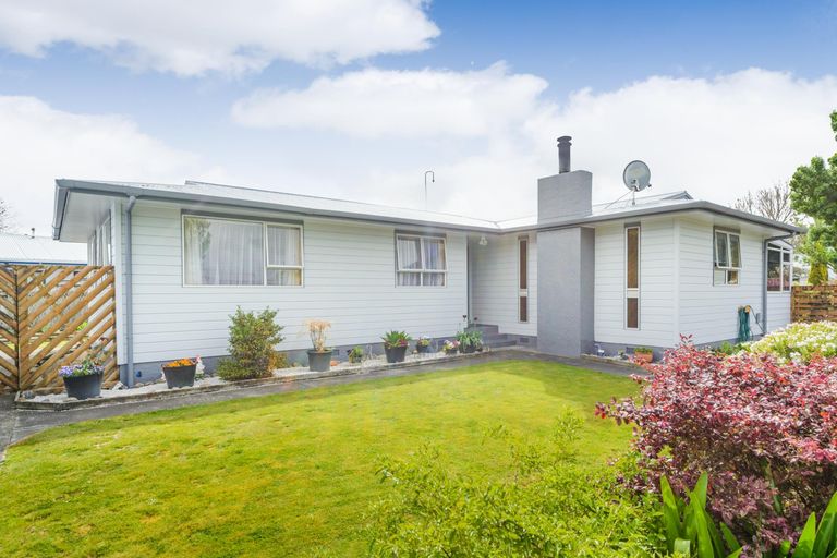 Photo of property in 10 Forbes Place, Kelvin Grove, Palmerston North, 4414