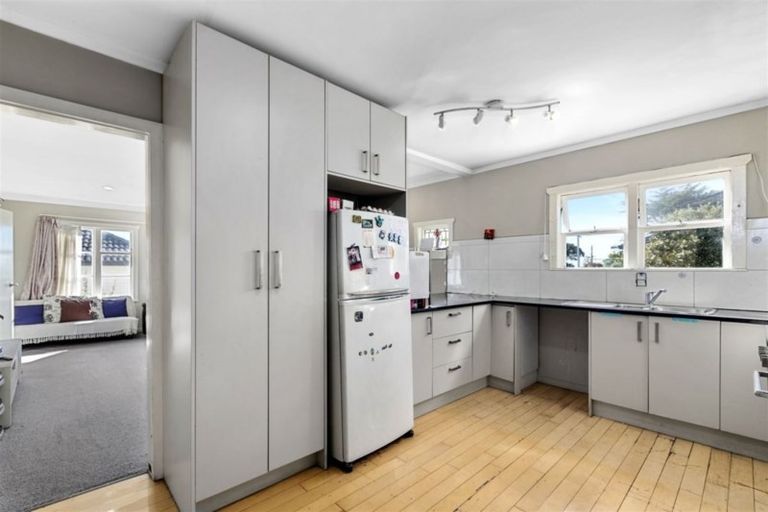 Photo of property in 183 Carlisle Road, Northcross, Auckland, 0632