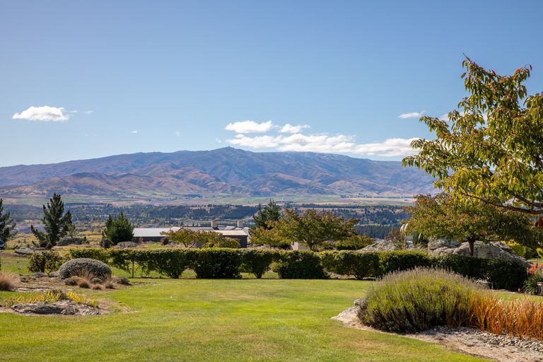 Photo of property in 8 Old Golf Course Road, Bridge Hill, Alexandra, 9320