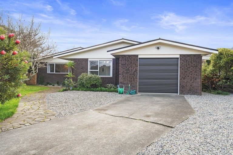 Photo of property in 3 Rewarewa Crescent, Waikanae, 5036