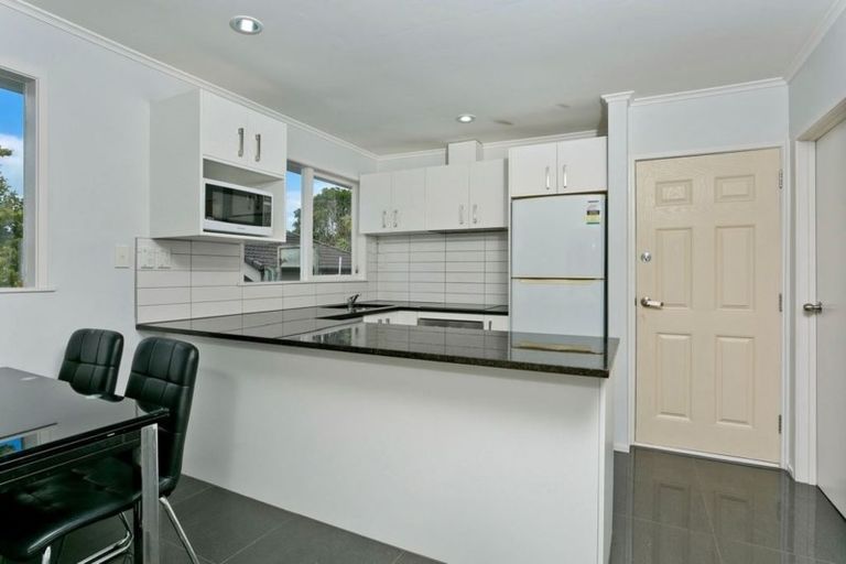 Photo of property in 12 Tawavale Crescent, Totara Vale, Auckland, 0629