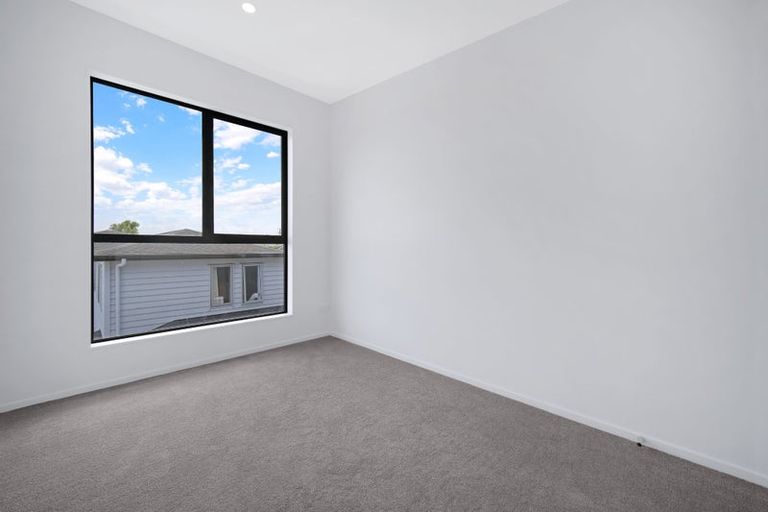 Photo of property in 5/233 Great North Road, Henderson, Auckland, 0612