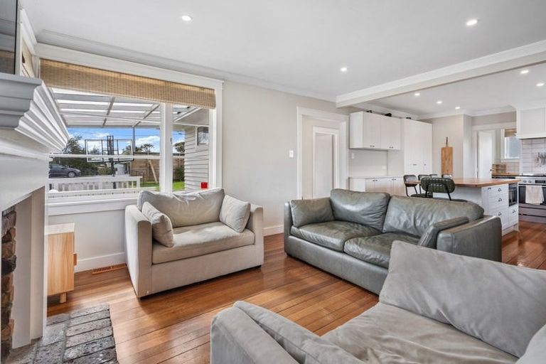 Photo of property in 53 Awaroa Road, Sunnyvale, Auckland, 0612