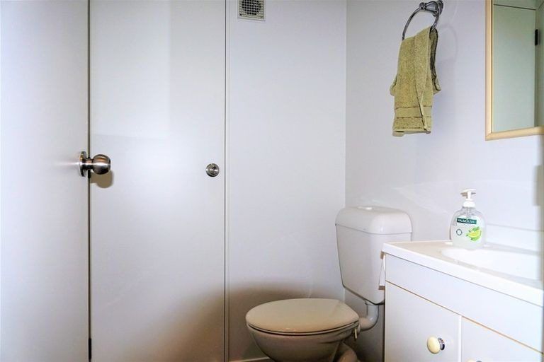 Photo of property in 2/19a Heathglen Place, Bayview, Auckland, 0629