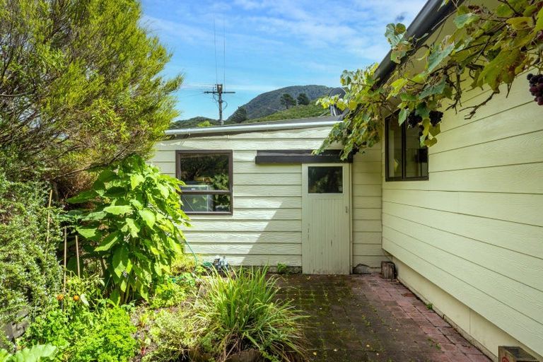 Photo of property in 2 Angle Street, Picton, 7220