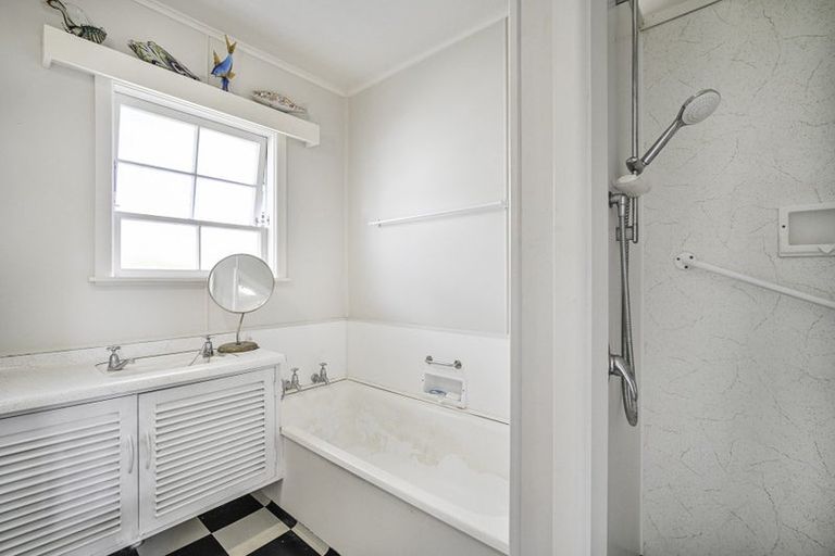 Photo of property in 2 Aotea Crescent, Havelock North, 4130