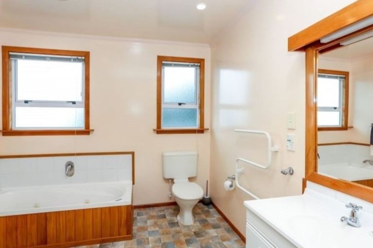 Photo of property in 37b Breakwater Road, Moturoa, New Plymouth, 4310