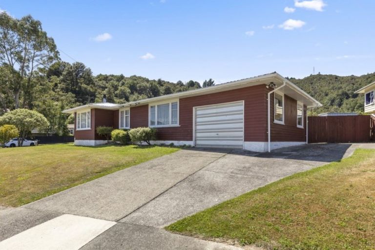 Photo of property in 2 Lowry Crescent, Stokes Valley, Lower Hutt, 5019