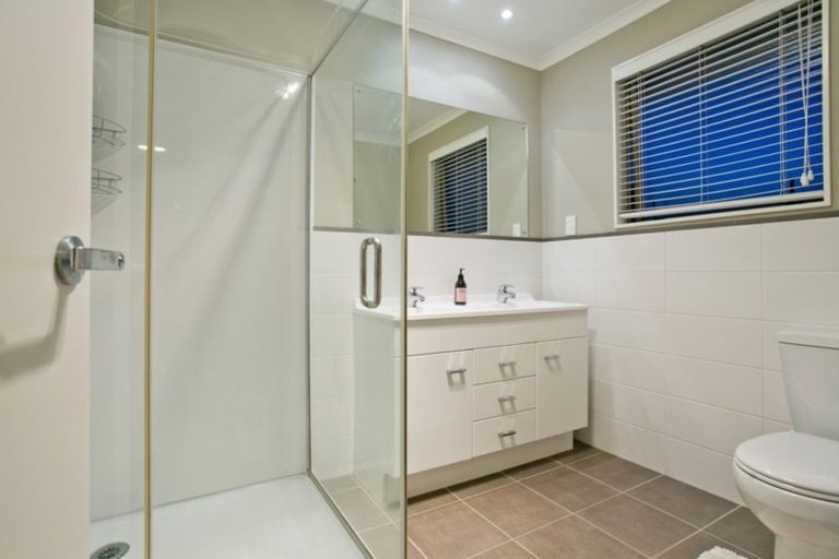 Photo of property in 24 Huntington Park Drive, Greenhithe, Auckland, 0632