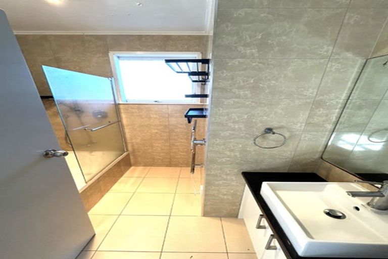 Photo of property in 30c Pinedale Place, Henderson, Auckland, 0610