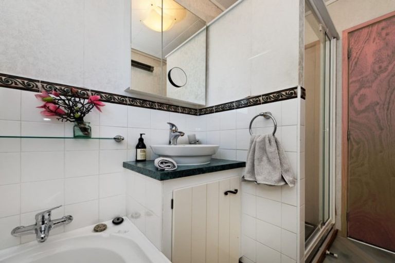 Photo of property in 1/95 Atkinson Road, Titirangi, Auckland, 0604