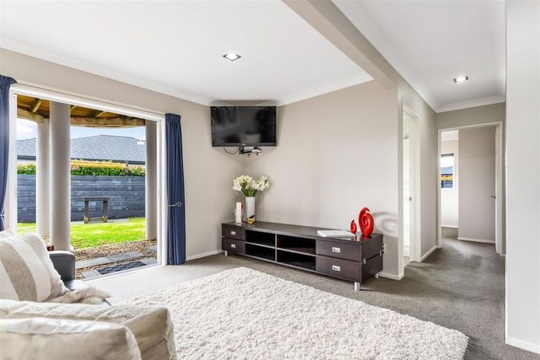 Photo of property in 26 Bernleigh Terrace, West Harbour, Auckland, 0618