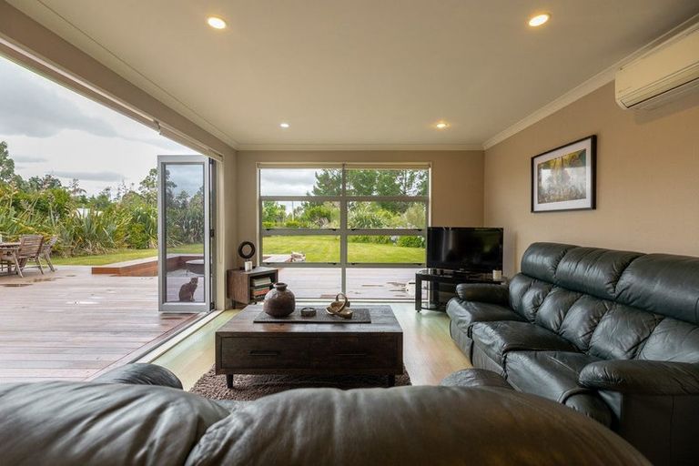 Photo of property in 8 Titirangi Drive, Fitzherbert, Palmerston North, 4471