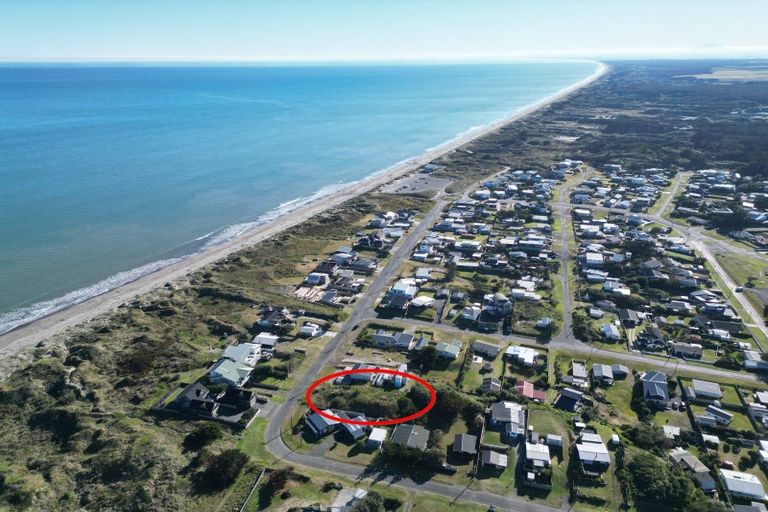 Photo of property in 37 Marine Parade South, Foxton Beach, Foxton, 4815
