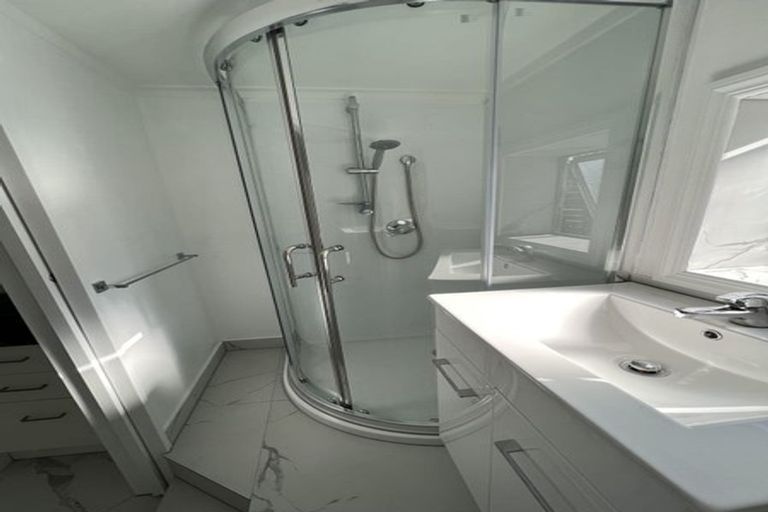 Photo of property in 127 Exmouth Road, Northcote, Auckland, 0627