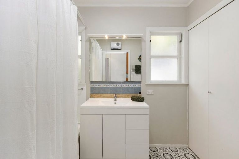 Photo of property in 10 Liddel Grove, Island Bay, Wellington, 6023