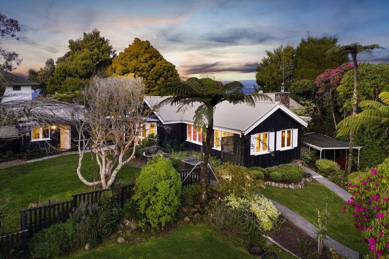 Photo of property in 27 Turanga Road, Henderson Valley, Auckland, 0612