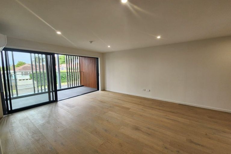 Photo of property in 2/64 Coronation Road, Hillcrest, Auckland, 0627