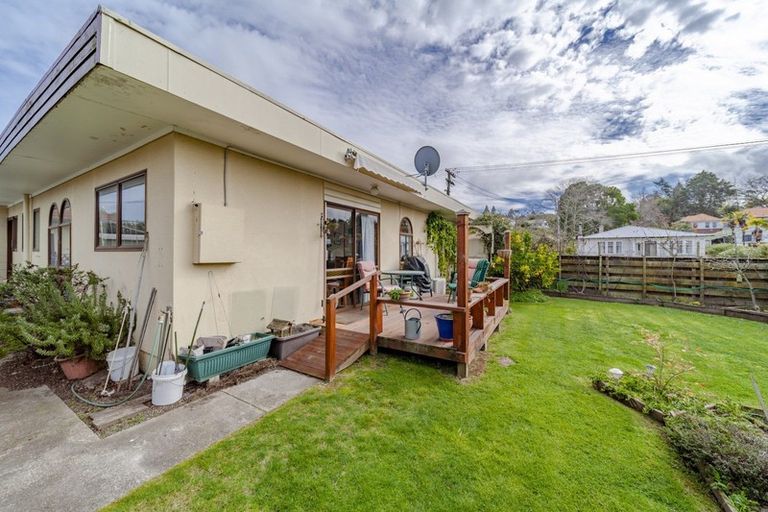 Photo of property in 5 Waverley Street, Waipawa, 4210