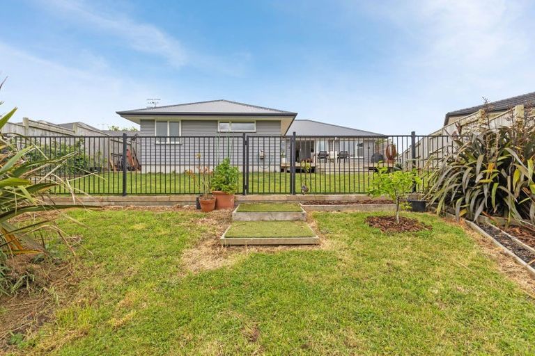 Photo of property in 1 Gibraltar Way, Fitzherbert, Palmerston North, 4410