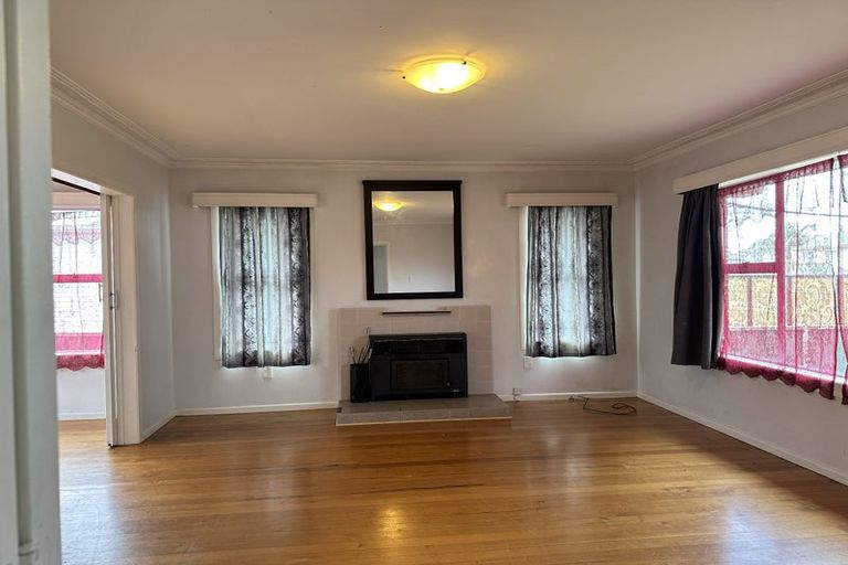 Photo of property in 16 Buscomb Avenue, Henderson, Auckland, 0610