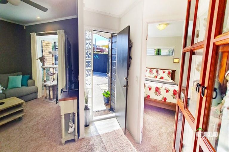 Photo of property in 19 Heversham Place, Glendene, Auckland, 0602