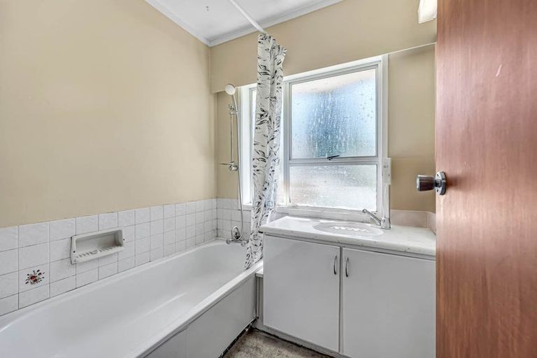 Photo of property in 16 Bacot Place, Howick, Auckland, 2014