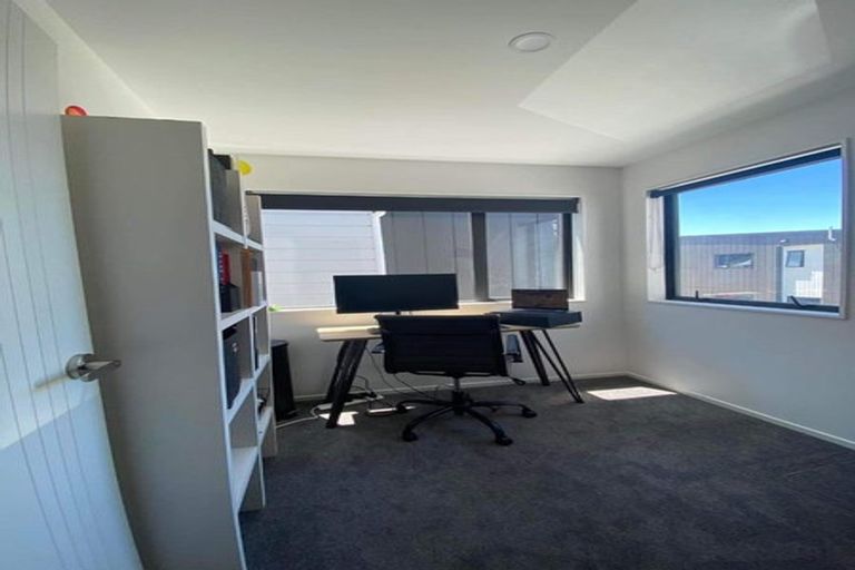 Photo of property in 10 Parahau Road, Papakura, 2110