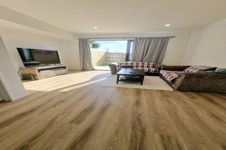 Photo of property in 3/25 Vodanovich Road, Te Atatu South, Auckland, 0610