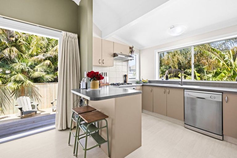 Photo of property in 14 Colenso Avenue, Hospital Hill, Napier, 4110