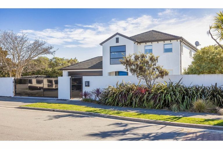 Photo of property in 20 Linkwater Way, Parklands, Christchurch, 8083