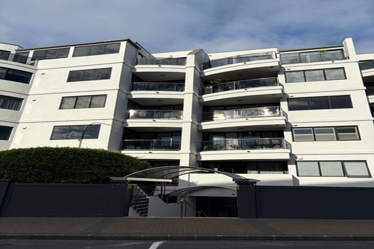 Photo of property in 1f/175 Hurstmere Road, Takapuna, Auckland, 0622