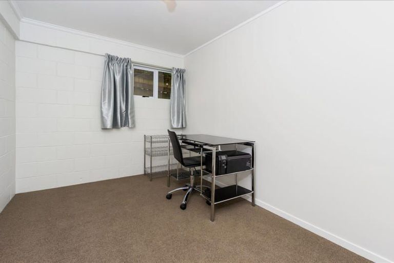 Photo of property in 36 Cron Avenue, Te Atatu South, Auckland, 0610