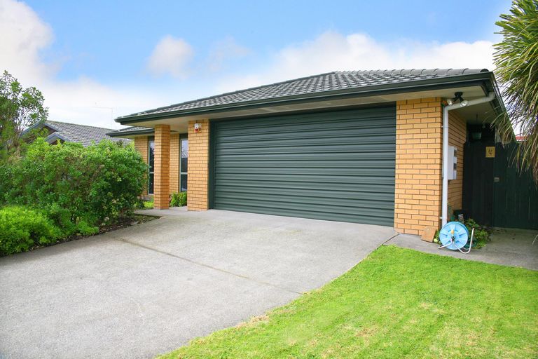 Photo of property in 8 Matilda Place, Weymouth, Auckland, 2103