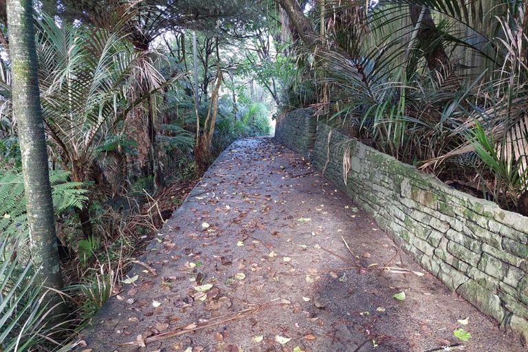 Photo of property in 323 Glenfield Road, Glenfield, Auckland, 0629