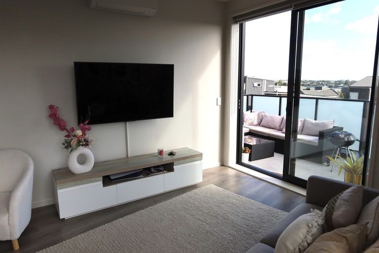 Photo of property in 3/22 Kerewhenua Crescent, Hobsonville, 0616